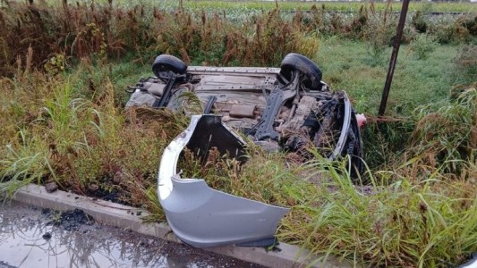 Impactante vuelco: una conductora perdió el control producto de la tormenta