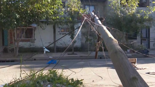 Peligroso obstáculo: cayó un poste de luz y bloquea la calle