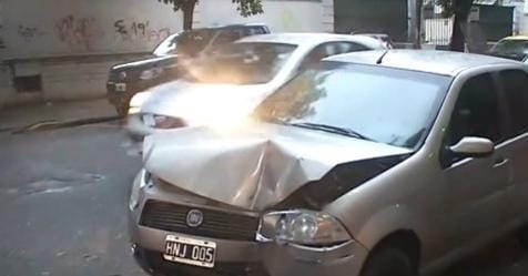 Un auto impactó contra una isla gastronómica: graves destrozos