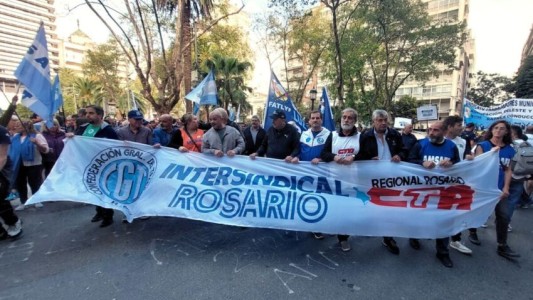 Paro general: fuerte marcha gremial en el centro rosarino rumbo a Plaza 25 de Mayo