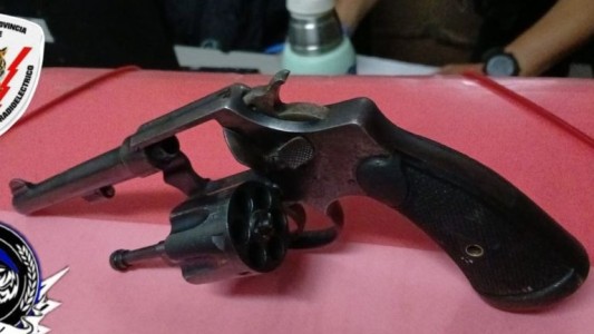 Barrio Belgrano: descubrieron a un joven y dos menores con un revólver