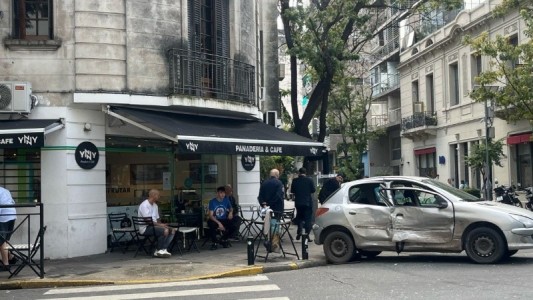 En Urquiza y Moreno: fuerte choque entre un colectivo y un auto