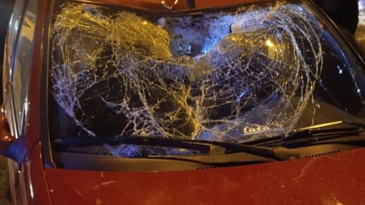 Un auto atropelló a un peatón y se encuentra en grave estado