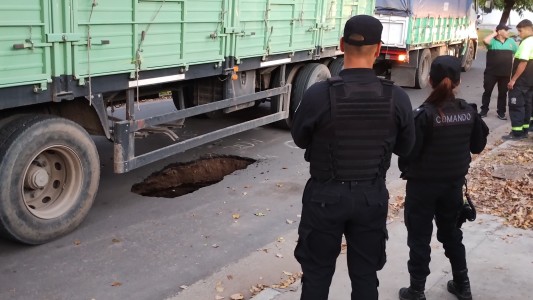 Video: se abrió un socavón en barrio Belgrano por un camión de 37 toneladas