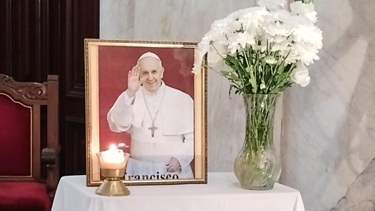 Rosario en duelo por el Papa Francisco: misa en la catedral y escuelas parroquiales suspenden actividades