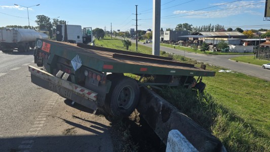 Siniestro en Av. Circunvalación: un acoplado se desenganchó del camión que lo remolcaba