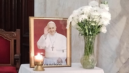 La comunidad rosarina despidió al Papa Francisco con una misa emotiva