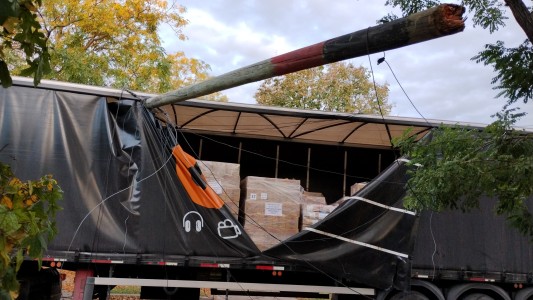 Un camión enganchó varios cables y generó la caída de postes de luz en barrio Saladillo