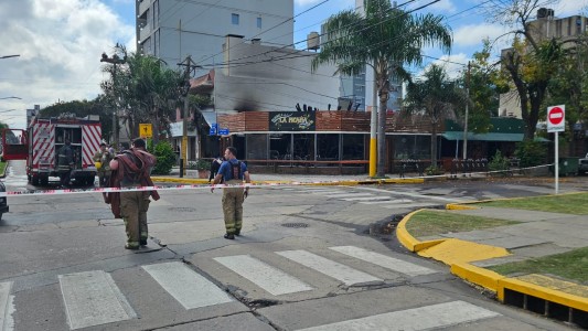 Un incendio destruyó una parrilla frente al Campo de la Gloria
