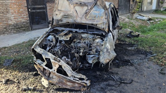 Zona oeste: prendieron fuego un auto en Pedro Lino Funes y Gálvez