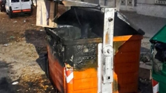 Incendiaron tres contenedores de basura y hay un detenido