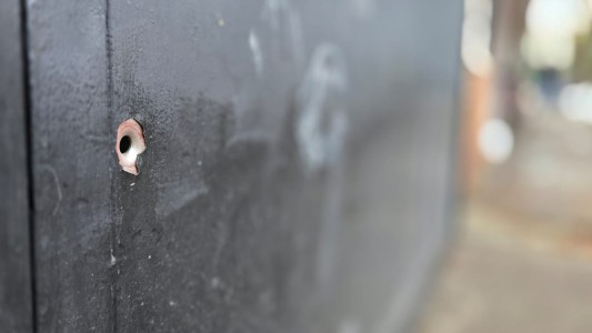 Dispararon contra tres viviendas desde un auto