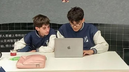 Dos estudiantes del Politécnico fueron premiados en China por crear un videojuego