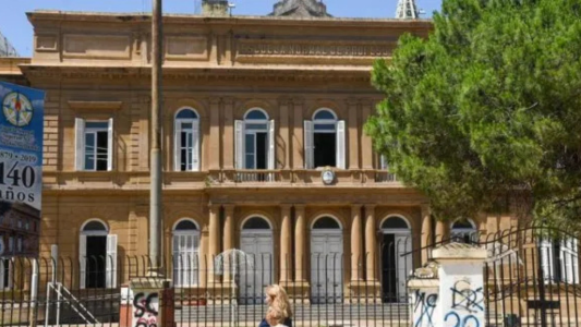 Cayó parte del techo de la Escuela Normal N 1 y exigen una revisión edilicia