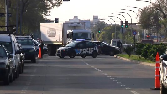 Fuerte siniestro vial entre un camión y un hombre: el peatón resultó herido