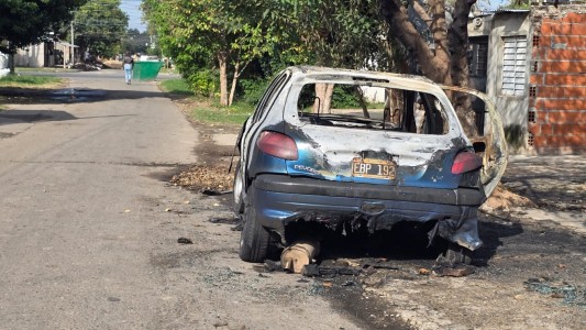 Un incendio consumió por completo un auto estacionado