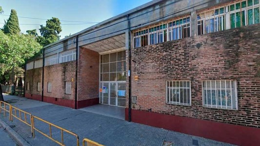 Colgaron una bandera con amenazas en la puerta de una escuela