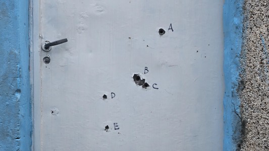 Balearon el frente de una casa: la propietaria se tiró cuerpo a tierra para refugiarse