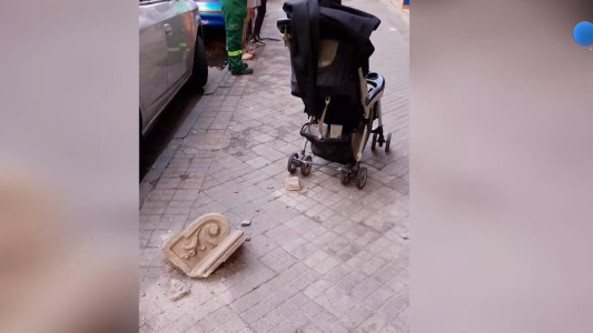 Cayó mampostería sobre una mamá y su bebé en pleno centro