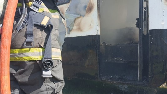 Zona sudoeste: un camión prendió en llamas y terminó con daños materiales