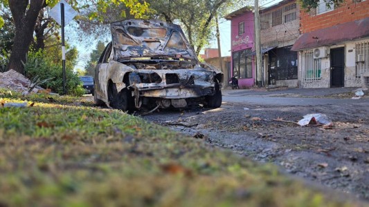 Incendio premeditado: prendieron fuego un auto y quedó registrado por las cámaras