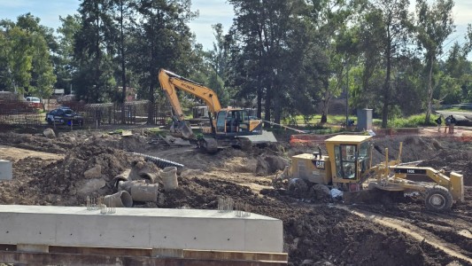 Un operador quedó atrapado por una retroexcavadora en frente al Autódromo Municipal