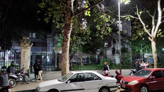 Pelea entre padres y alumnos de la Escuela Rivadavia