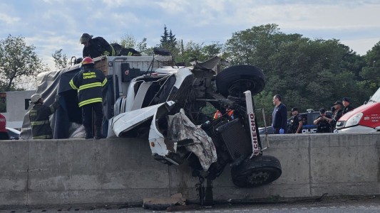 Un camión chocó contra la barrera de contención: bomberos trabajan para rescatar a los ocupantes