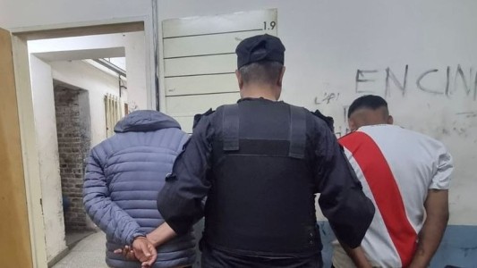 Villa Gobernador Gálvez: detuvieron a dos sospechosos por atacar con un arma cortante a una persona para robarle