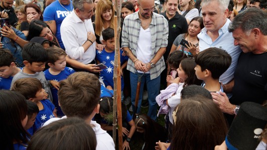 Abel Pintos plantó 50 árboles nativos en el Bosque Alta en el Cielo