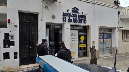 Robo a una mutual céntrica: rompieron la reja con una amoladora para ingresar