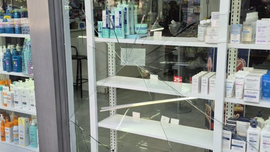 Destrozaron el vidrio de una farmacia céntrica para robar cosméticos