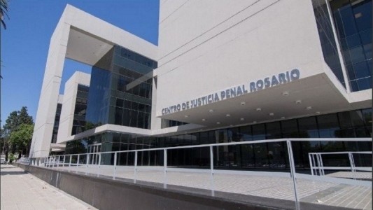 Piden 12 años de prisión para dos policías acusados de abusar sexualmente de una joven de 15 años en Roldán