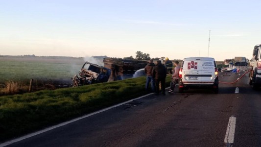 Siniestro fatal: una ambulancia chocó con un camión y fallecieron dos personas
