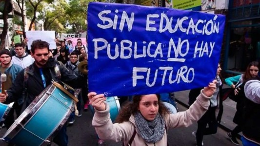 La UNR se moviliza por una ley de financiamiento con clases públicas, radio abierta y un acto central
