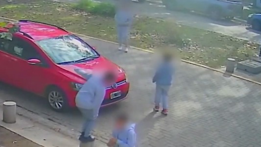 Una camioneta atropelló a un niño en la puerta de una escuela y huyó sin asistirlo