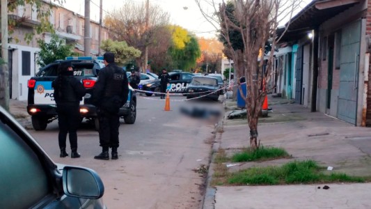 Balearon y asesinaron a un joven de 16 años tras bajarse de un auto