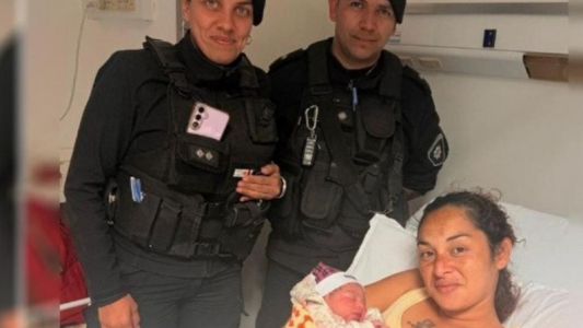 Joven da a luz en la calle con ayuda policial