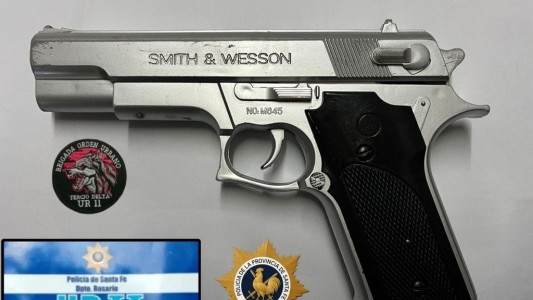 Detienen a dos menores con una réplica de arma de fuego en el macrocentro de Rosario