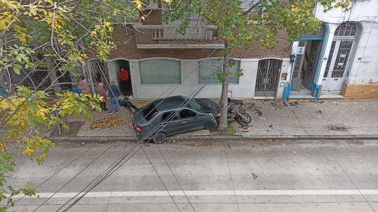Un auto embistió a una moto y terminó sobre la vereda