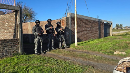 Violento allanamiento: un policía resultó herido por un disparo