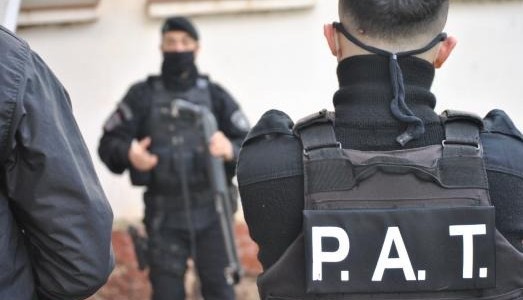 Inseguridad: detuvieron a tres sujetos armados que robaron en un supermercado de Rosario