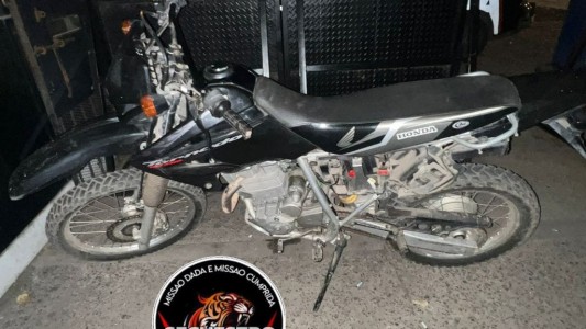 Intentó huir de un control policial en moto y lo detuvieron con la patente adulterada