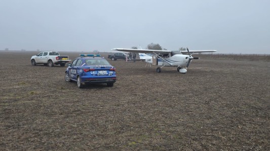 Detuvieron a dos hombres que abandonaron una avioneta con antena Starlink y huyeron a pie