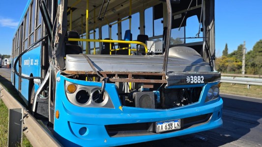 Violento choque entre un colectivo y un camión en la autopista a Santa Fe