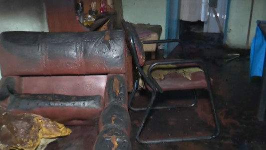 Impactante incendio en un galpón: el sereno escapó con lo puesto y perdió todo