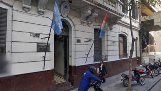 Cinco policías fueron imputados por golpear a un hombre esposado y a un menor en una comisaría de Rosario