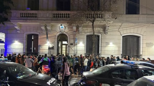 Detuvieron a dos militantes en la marcha en apoyo a Cristina: fueron liberados tras una concentración en la comisaría