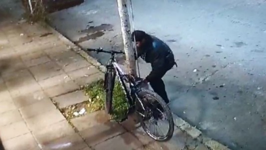 Le robaron su único medio de transporte y su familia organiza una rifa para comprar otra bicicleta