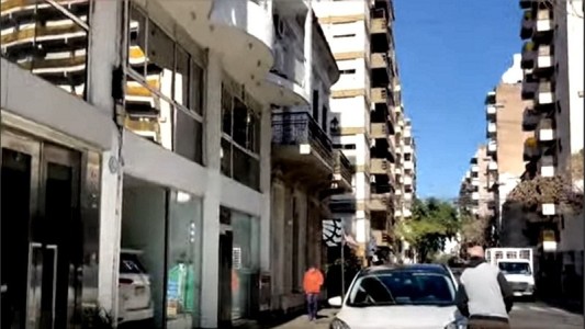 Detienen a una joven por arrojar un televisor desde un hotel céntrico y dañar un auto
